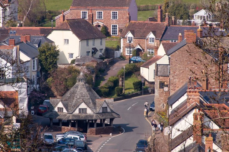 A foto retrata Dunster Village, Aldeia Inglesa Medieval administrada pelo National Trust.