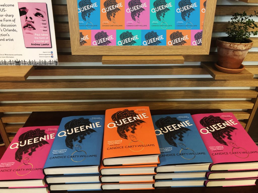 A foto mostra uma pilha de livros QUEENIE de Candice Carty-Williams em uma das vitrines da livraria Waterstones Gower Street, em Londres.