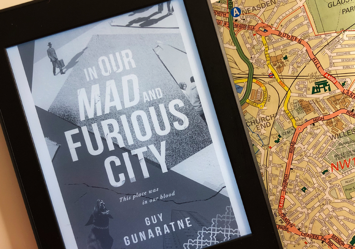 In Our Mad and Furious City de Guy Gunaratne em formato de e-book acompanhado por um mapa de North London destacando a região de Neasden.