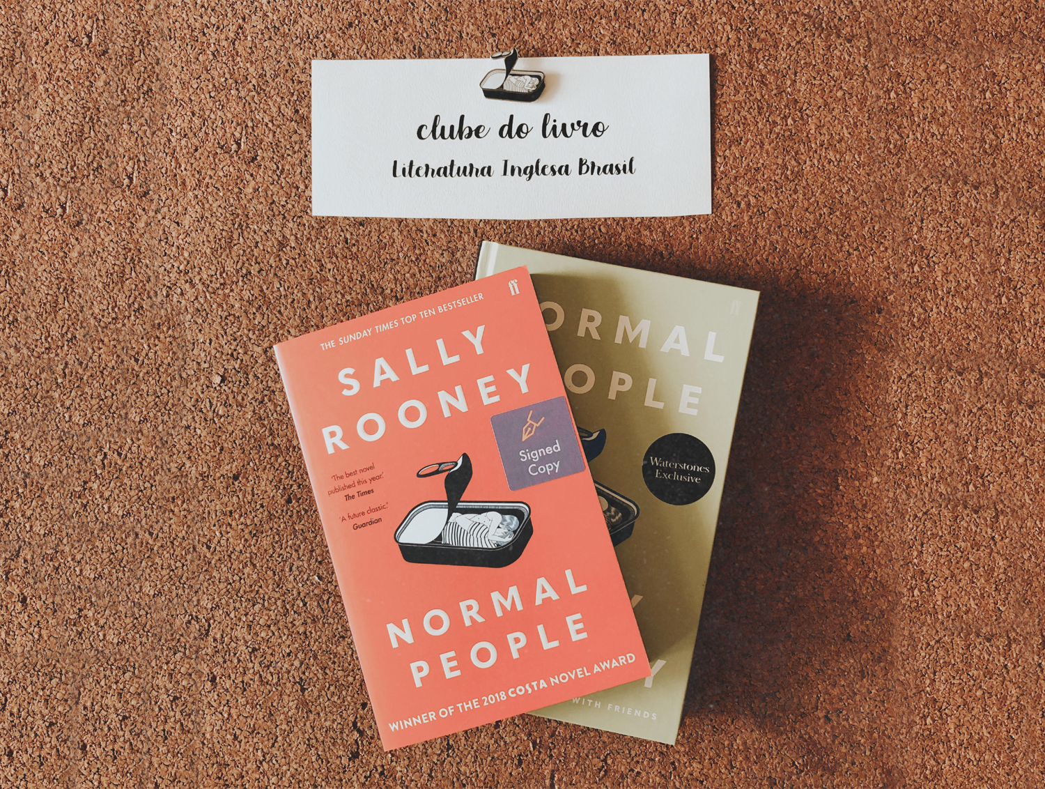 Foto das edições hardback e paperback de Normal People de Sally Rooney, primeira obra a ser discutida no Clube do Livro Literatura Inglesa Brasil