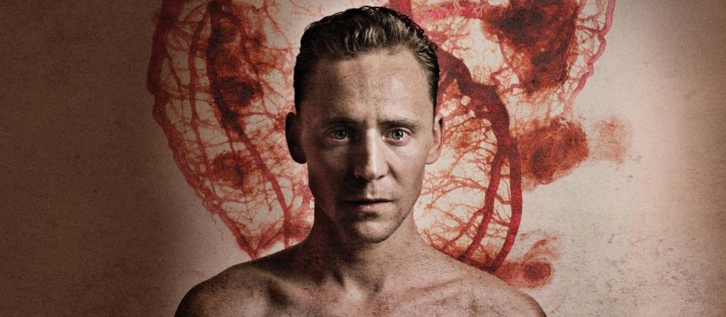 Tom Hiddleston em Coriolanus (2014), peça exibida pelo National Theatre nesta quinta-feira.