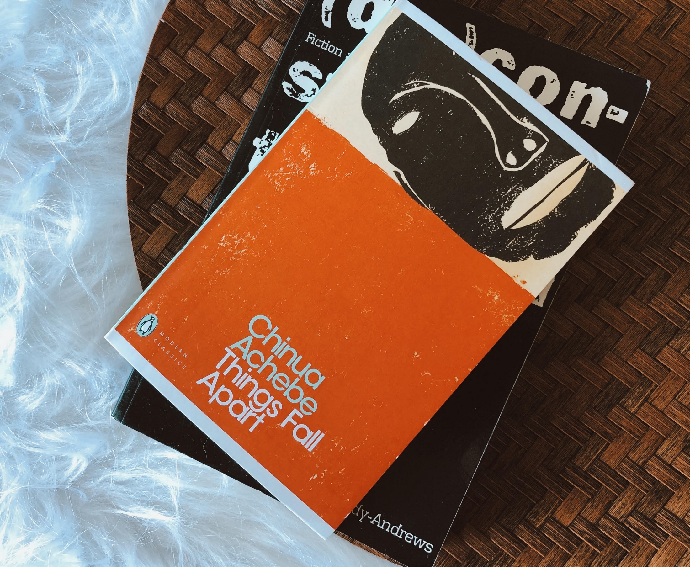 O livro Things Fall Apart de Chinua Achebe sobre uma mesa.