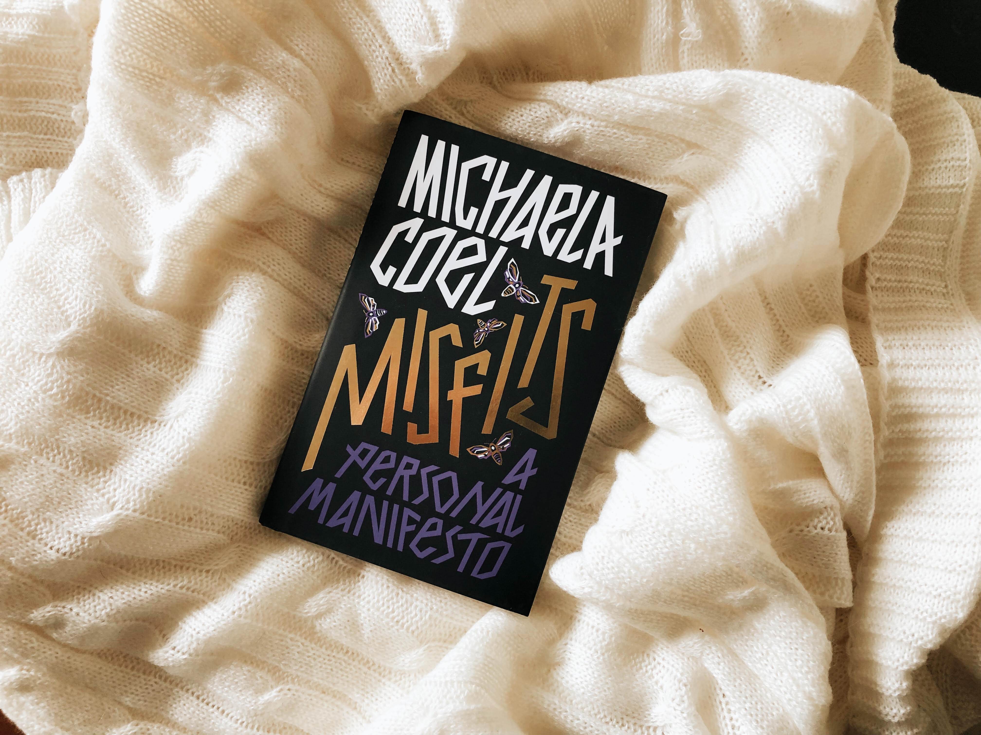 Foto do livro "Misfits: A Personal Manifesto" de Michaela Coel. A capa tem um fundo preto e o título ocupa quase toda a capa.