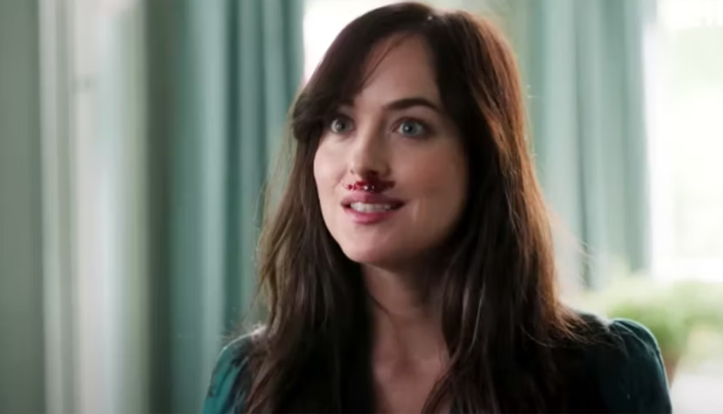 Dakota Johnson como Anne Elliot com geleia em cima da boca.