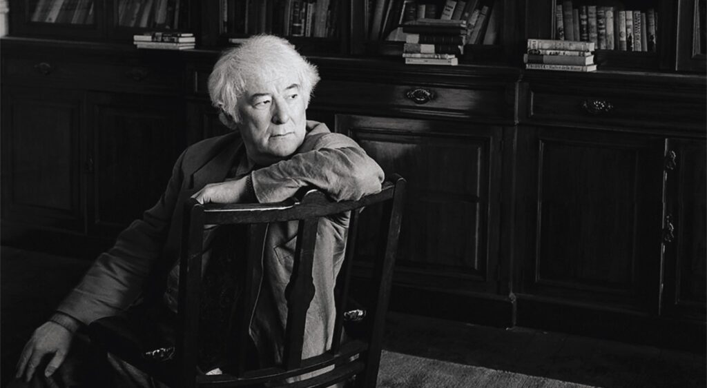 Fotografia em preto e branco do poeta irlandês Seamus Heaney