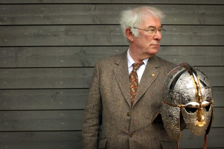 A imagem contém o autor irlandês Seamus Heaney ao lado de uma reprodução do capacete anglo-saxão de Sutton Hoo.