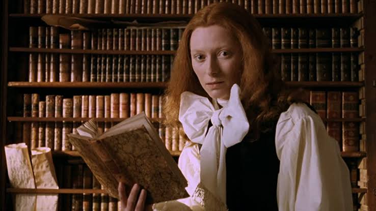 Cena do filme de 1992, dirigido por Sally Potter. A imagem apresenta o personagem Orlando lendo um livro.