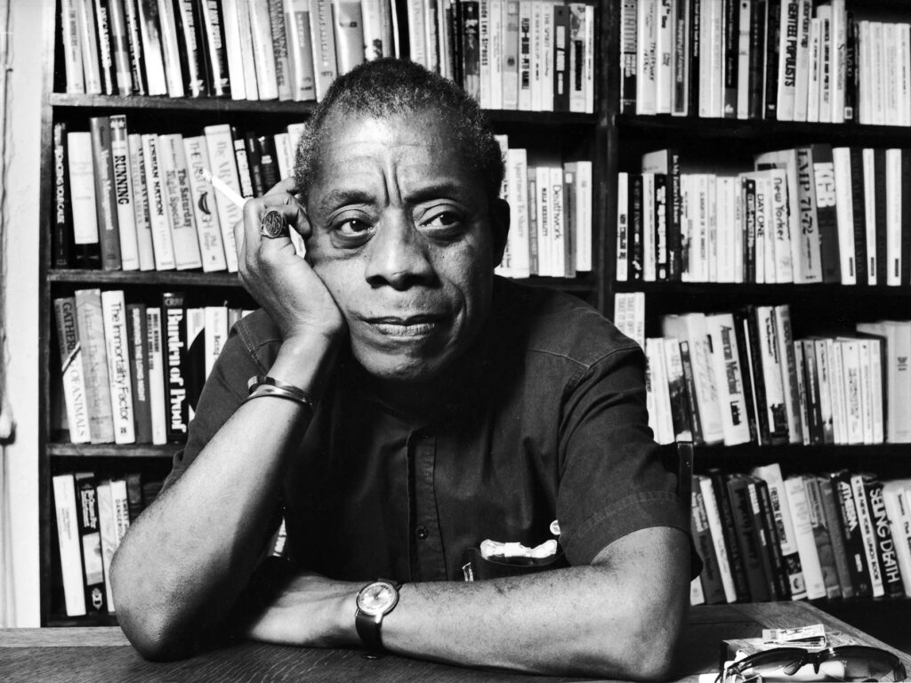 Foto em preto e branco de James Baldwin