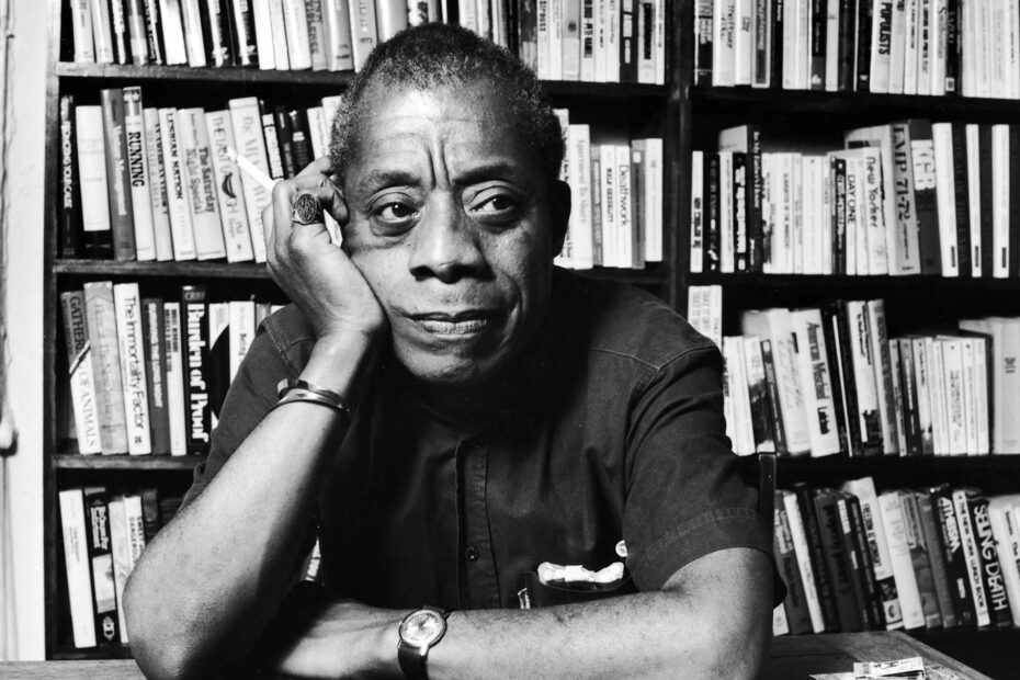 Foto em preto e branco de James Baldwin