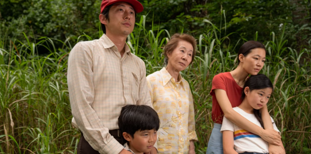 A imagem apresenta os 5 membros da família do filme Minari