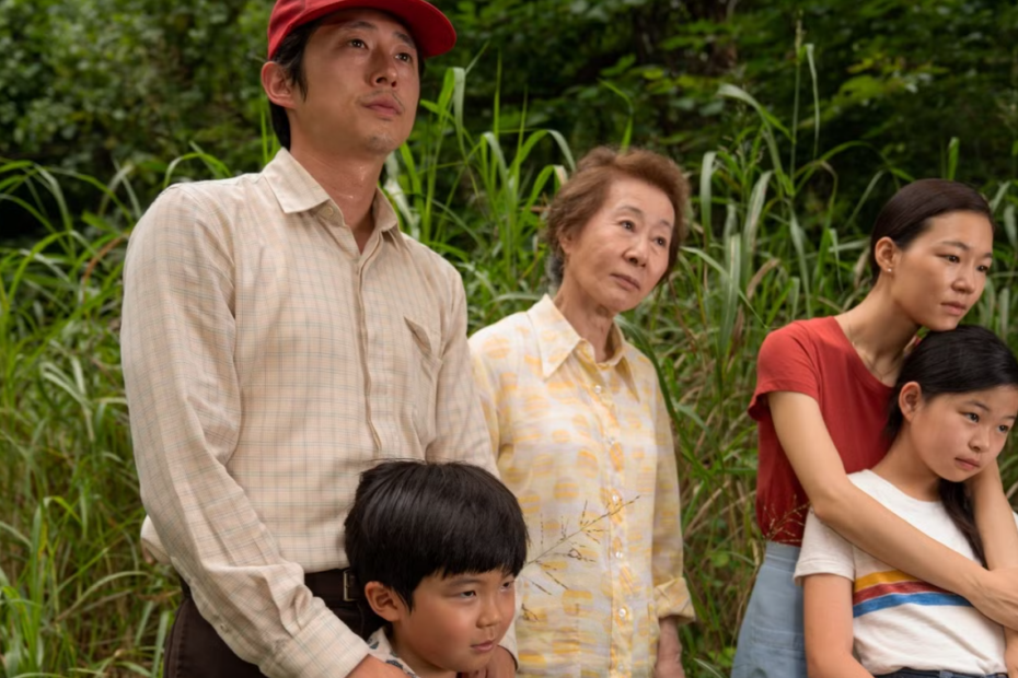 A imagem apresenta os 5 membros da família do filme Minari