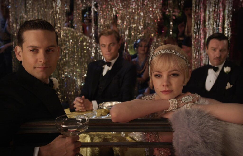 Cena do filme de Baz Luhrmann, com os quatro personagens principais na festa de Gatsby.