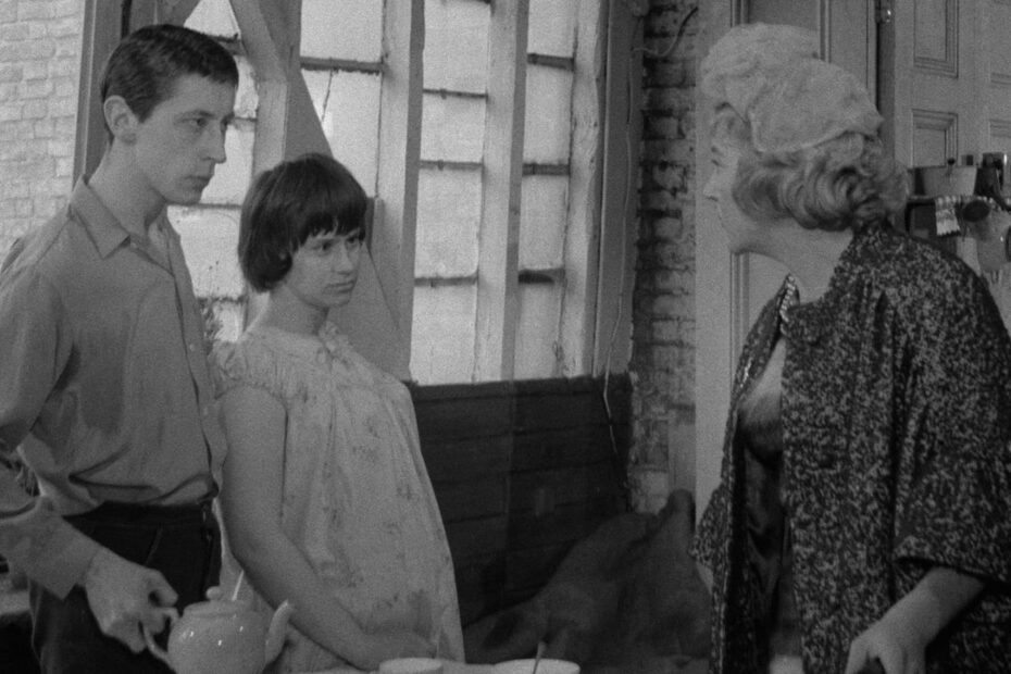 Cena da adaptação para o cinema de "A Taste of Honey". Na imagem, Jo e Geoffrey estão frente à Helen em um momento de visível tensão.