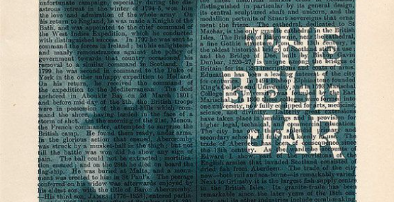 A imagem apresenta um fragmento da capa da edição americana do romance, em tons de bege e verde