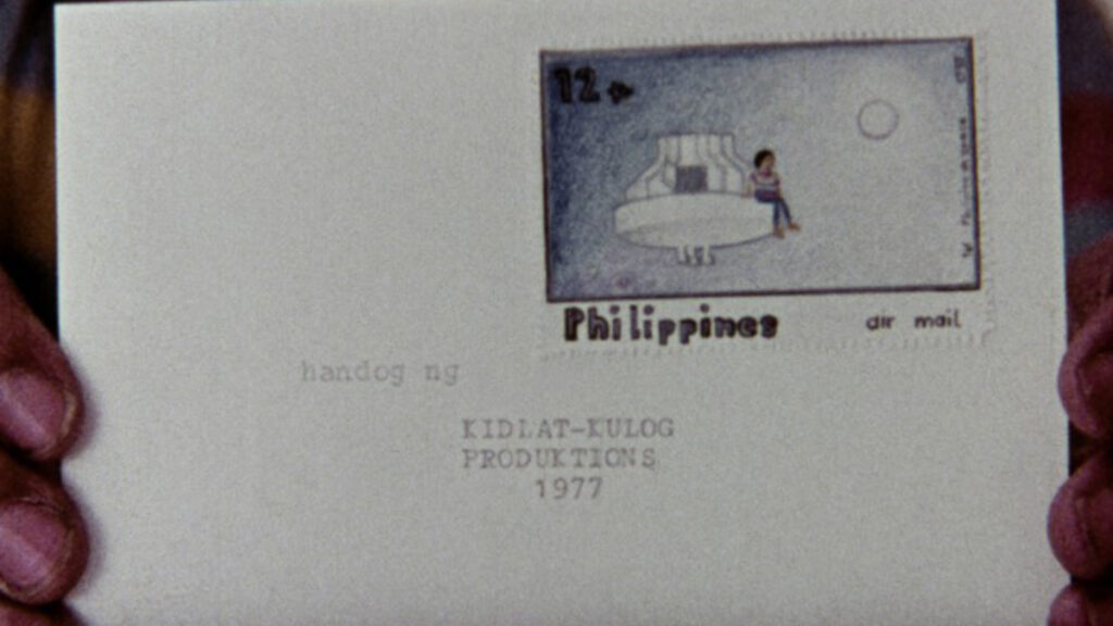 Cena de créditos do filme, contendo uma carta com um selo das Filipinas.