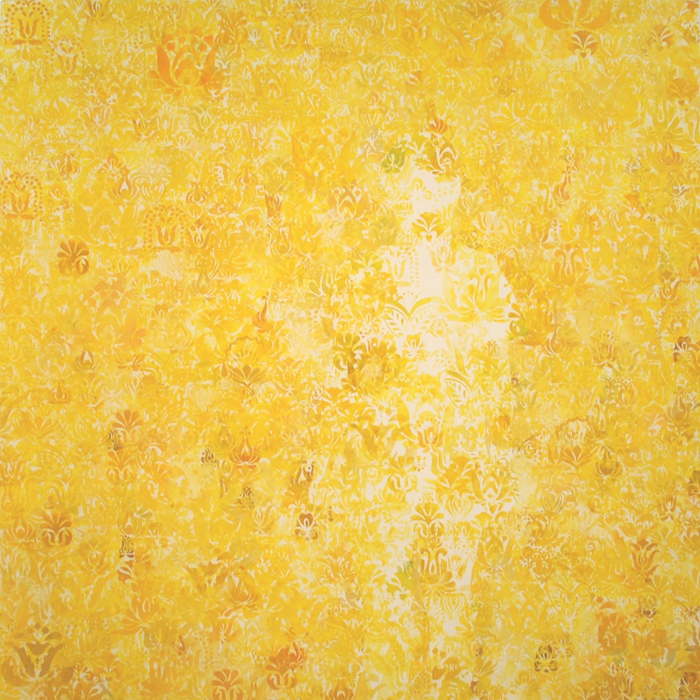Imagem de um papel de parede amarelo com um vulto escondido por trás dos desenhos