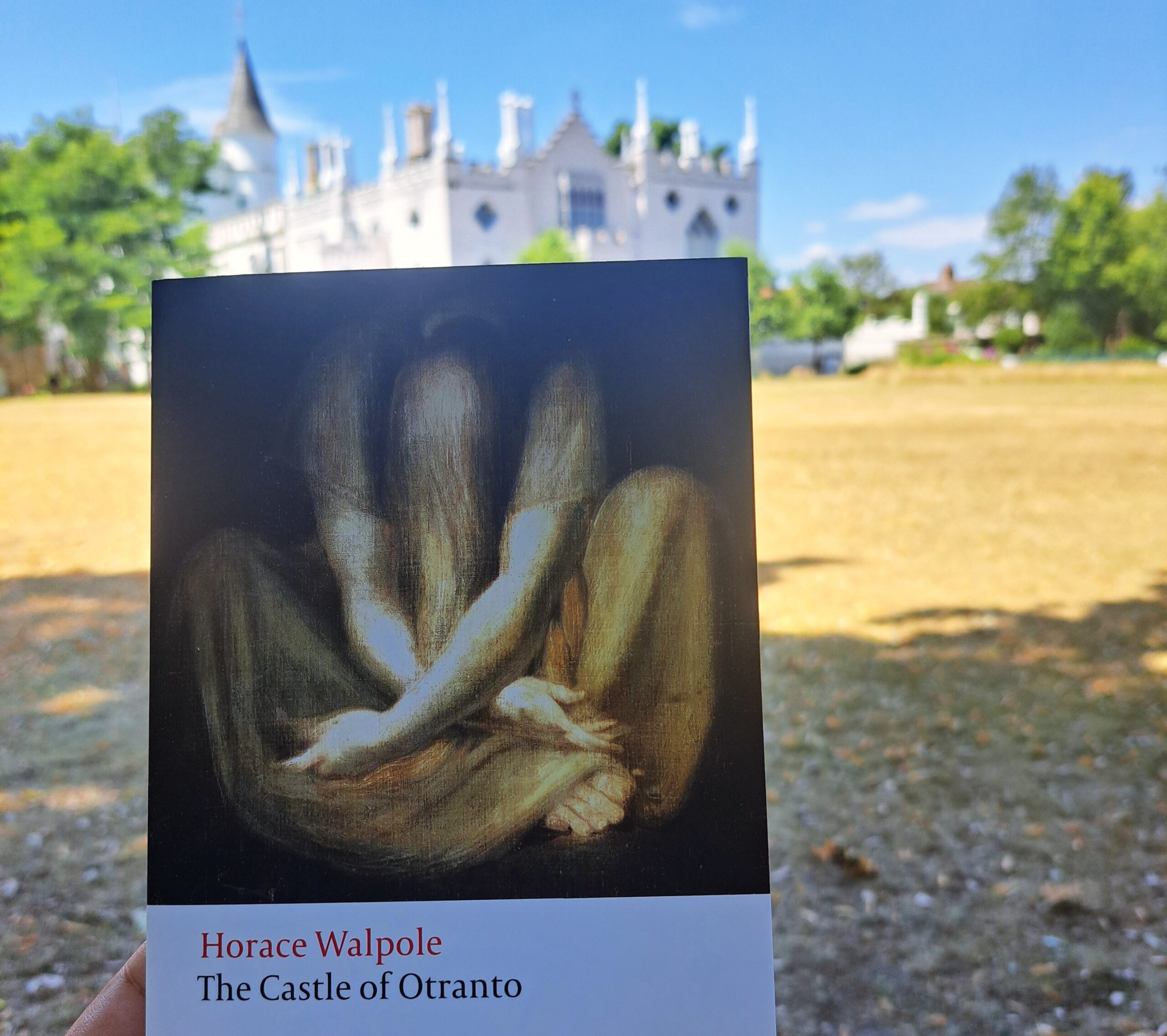 Edição de Otranto da Oxford University Press com a Strawberry Hill House ao fundo